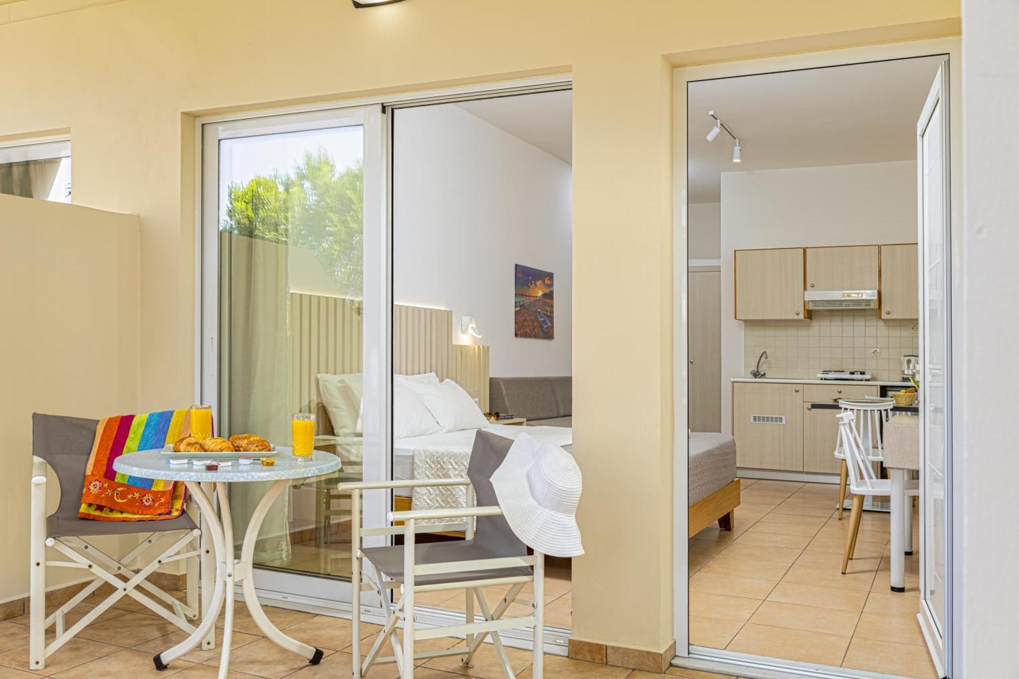 Theos Village Apartments Kato Daratso Bagian luar foto
