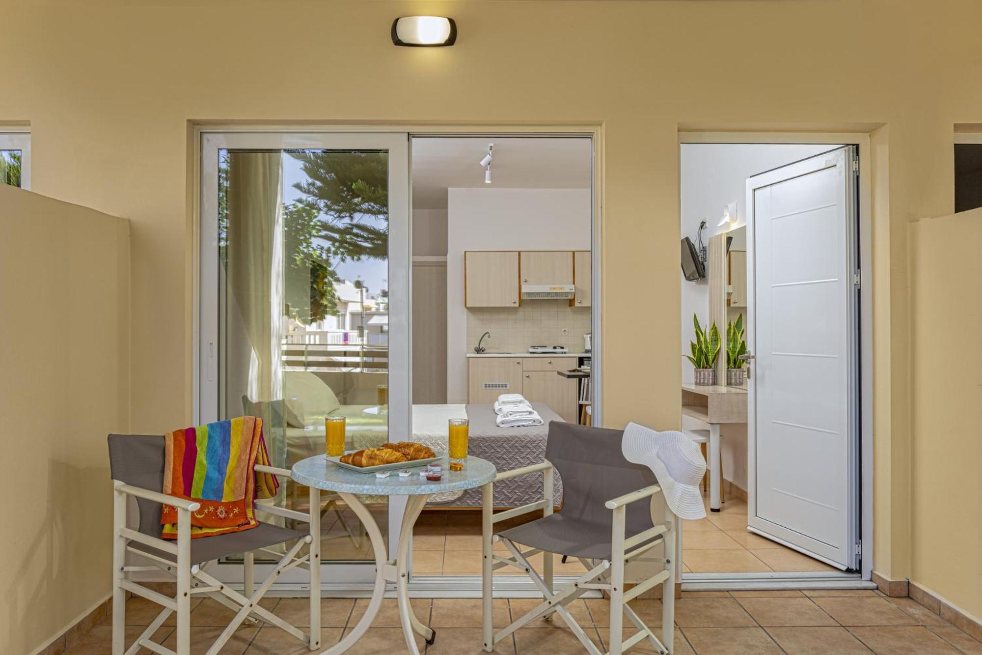 Theos Village Apartments Kato Daratso Bagian luar foto